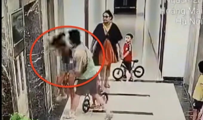 Sky Central公寓监控摄像头拍下的一名男子袭击女子的画面。