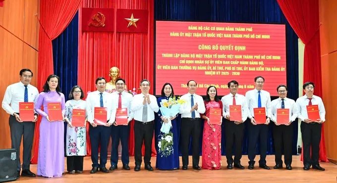 阮福禄同志向胡志明市越南祖国阵线委员会党部执委会颁授决定和鲜花，表示祝贺。