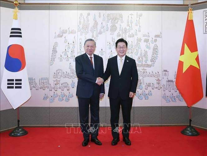 苏林总书记与李在明总统合影。