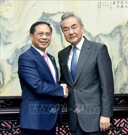 政府副总理兼外交部长裴青山与中国外交部长王毅会谈。