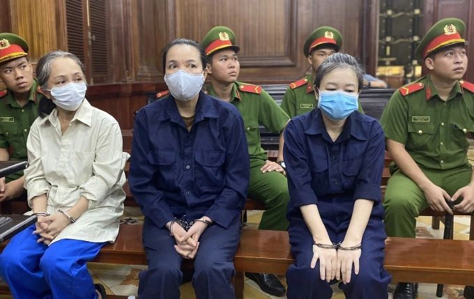 被告甲氏江香（中）和同犯。