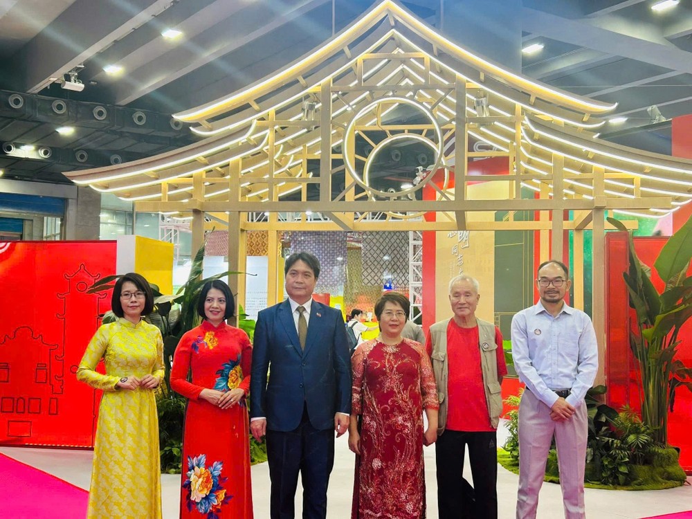 阮丽芝译者（右三）与两位作家和越南驻广州总领事馆代表合影。