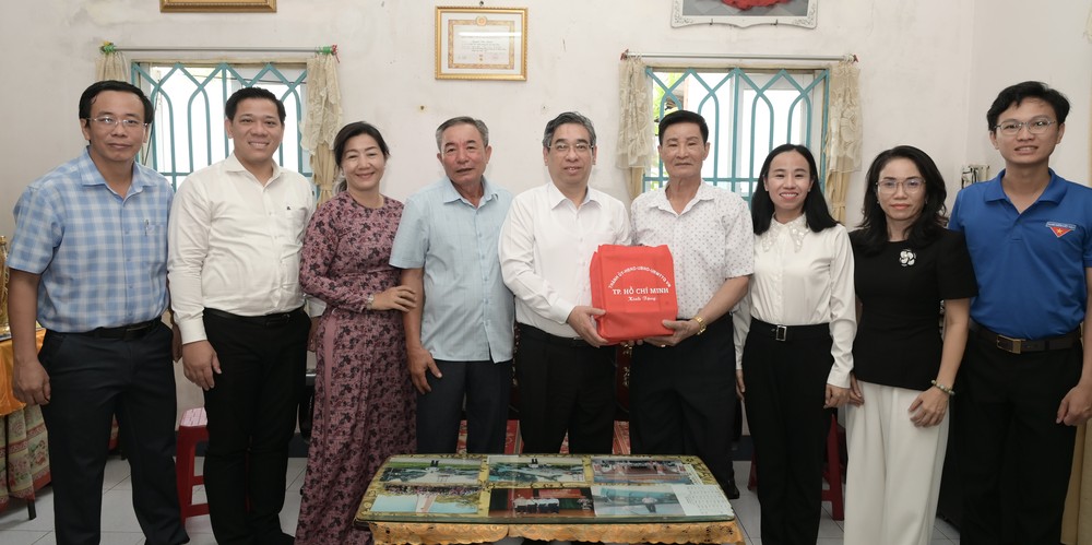 胡志明市市委副书记阮福禄慰问并向老兵阮文孟赠送礼物。