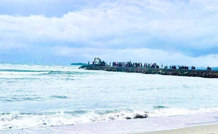 两名女游客划桨板遭遇大浪，被掀翻落水身亡海滩。