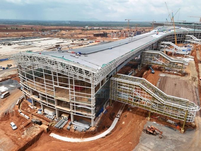 隆城机场的航站楼正在建设中，预计今年竣工。