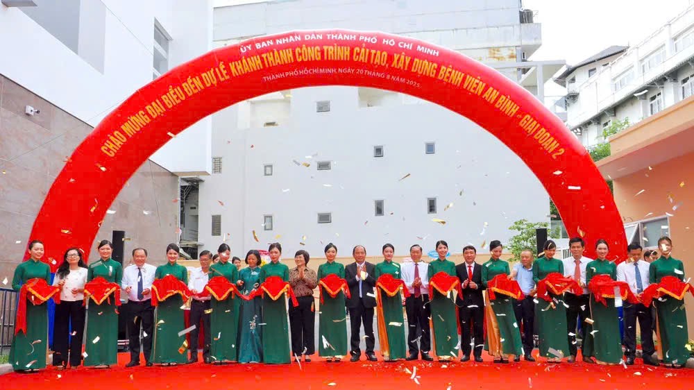 代表为安平医院项目二期工程剪彩。