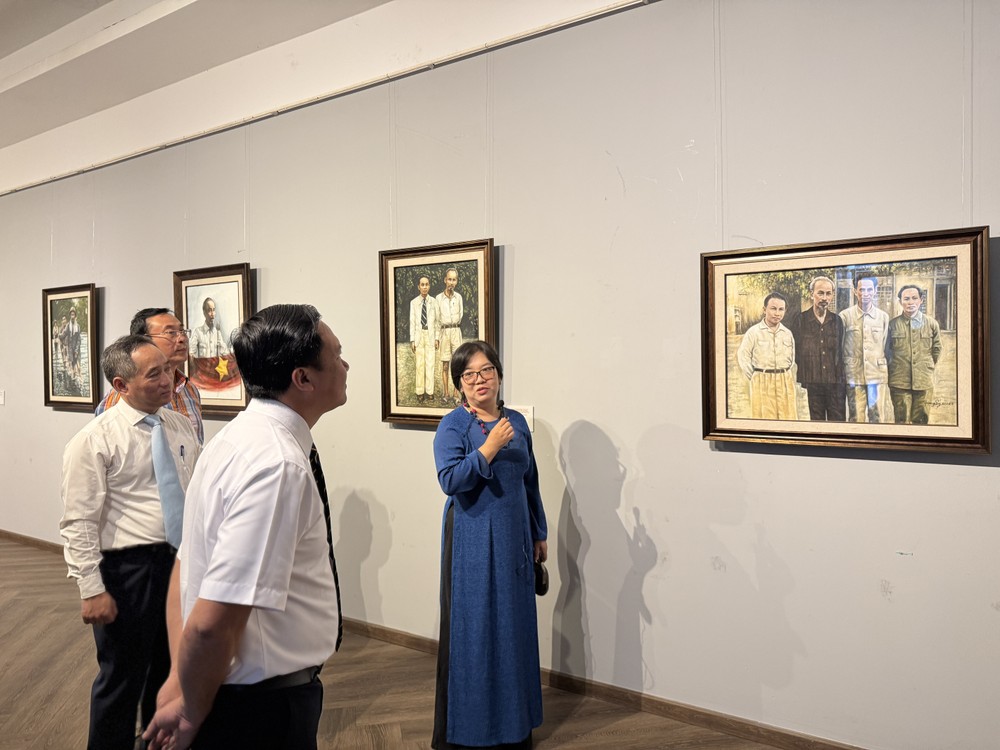 领导和代表参观专题展览。