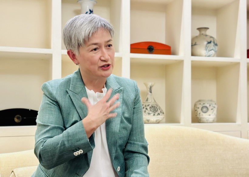 澳大利亚外交部长黄英贤接受记者的采访。