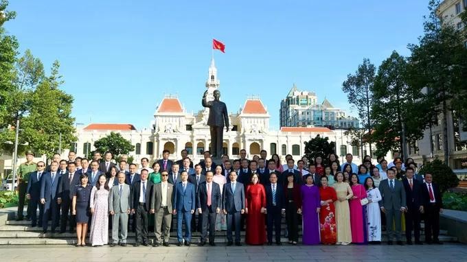 代表团在胡志明主席雕像公园合照。