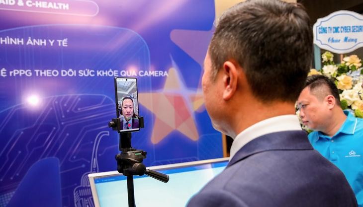 参观者体验CMC科技产品。