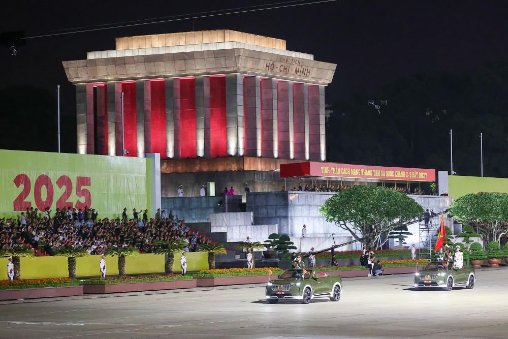 首次在巴亭广场进行综合演练。