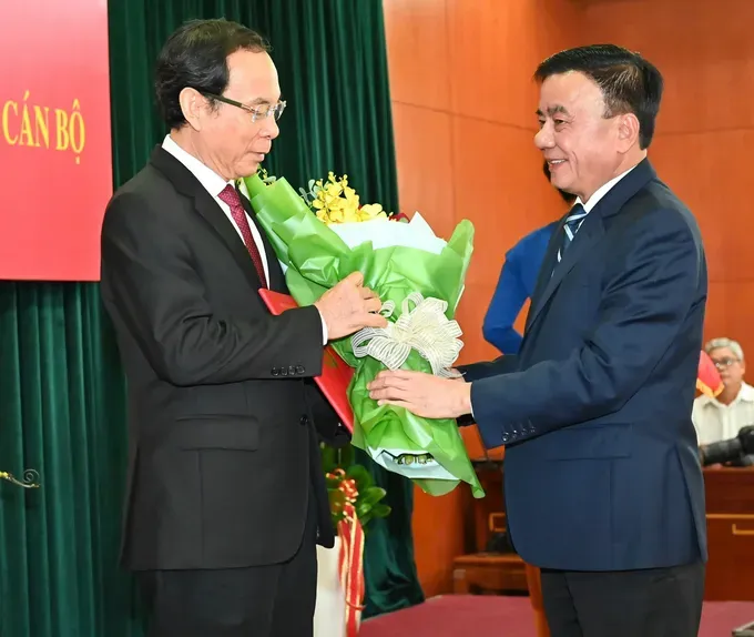 党中央政治局委员、中央书记处常务书记陈锦秀向阮文年同志颁授《决定》。