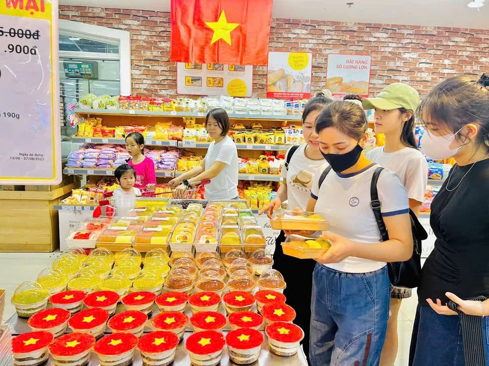 “九‧二”国庆节期间， WinMart 超市的带有国旗的商品及礼品。