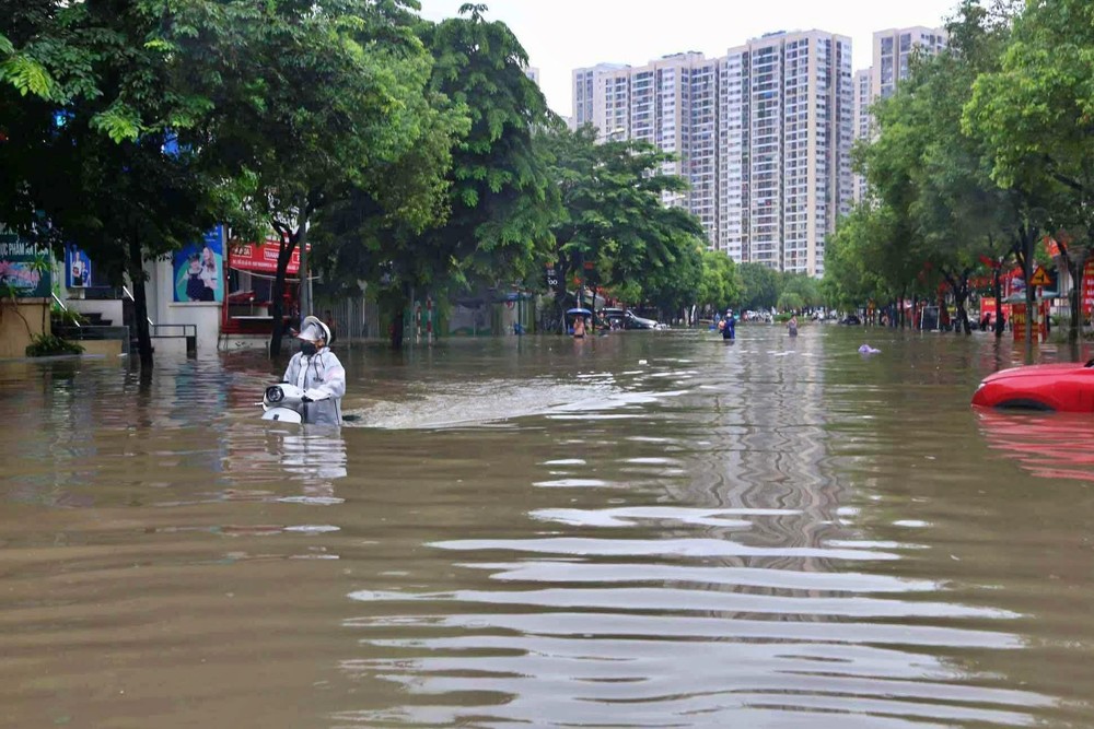 近日河内大雨过后出现水淹。