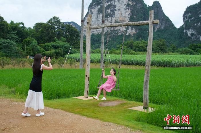 游客在明仕田园游玩。