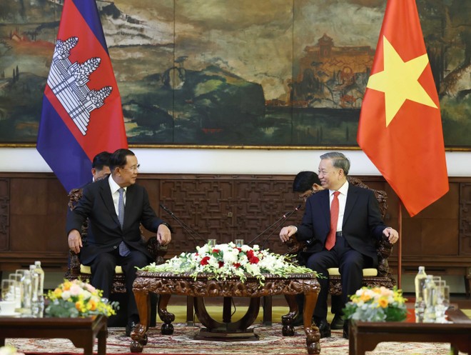 2025年4月29日下午，党中央总书记在胡志明市会见了柬埔寨人民党主席洪森。