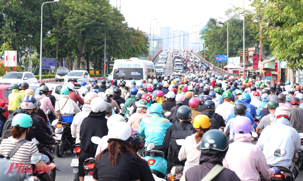 通往胡志明市中心的道路交通拥堵，使多人感到疲惫。