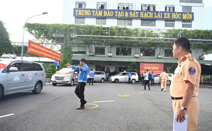 胡志明市交警力量举行驾照考核。