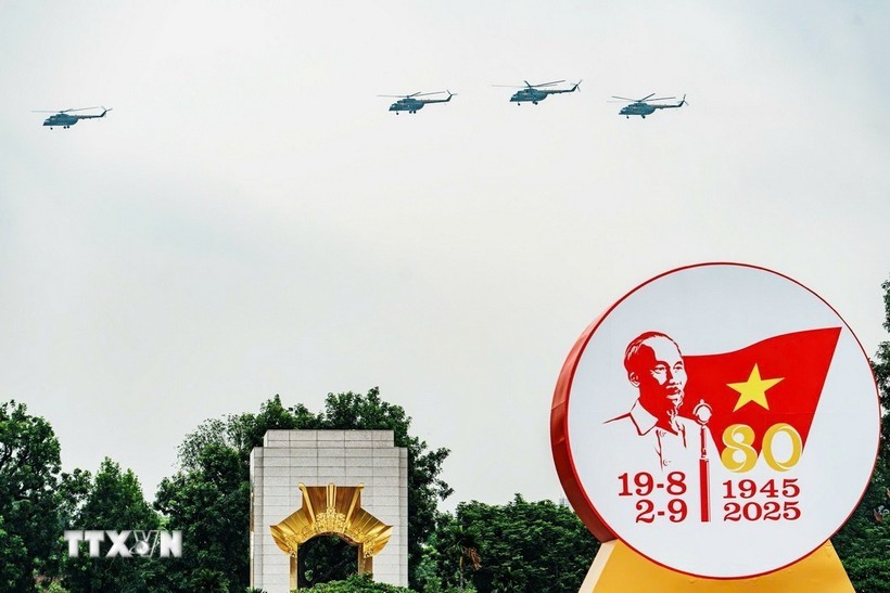 直升机编队飞越河内巴亭广场。