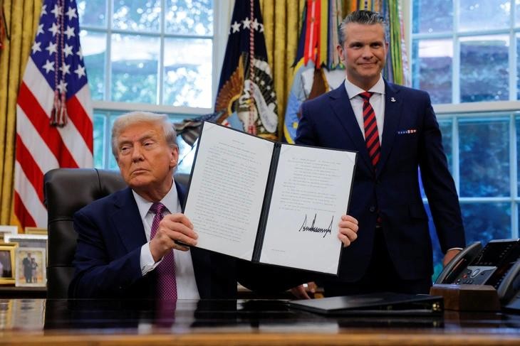 美国总统特朗普将国防部更名为战争部，旁边是国防部长皮特·赫格斯特（图：路透社）