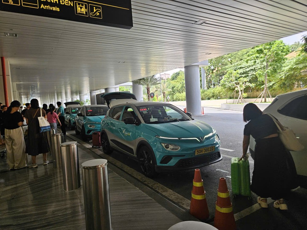 T3航站楼一层是网约车接送乘客地点一直人潮涌动。