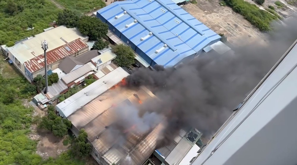 胡志明市顺交坊一间工厂发生大火。