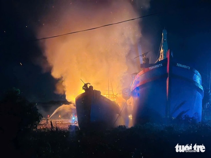 消防力量积极灭火。