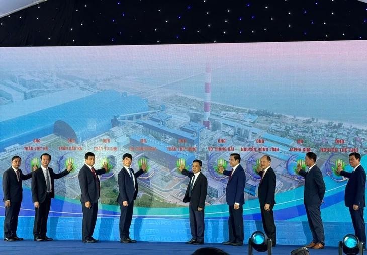 河静省领导与投资商共同举行1号机组落实仪式。