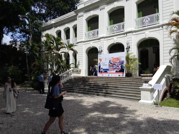 法式府邸以其突出的白色外观而闻名。