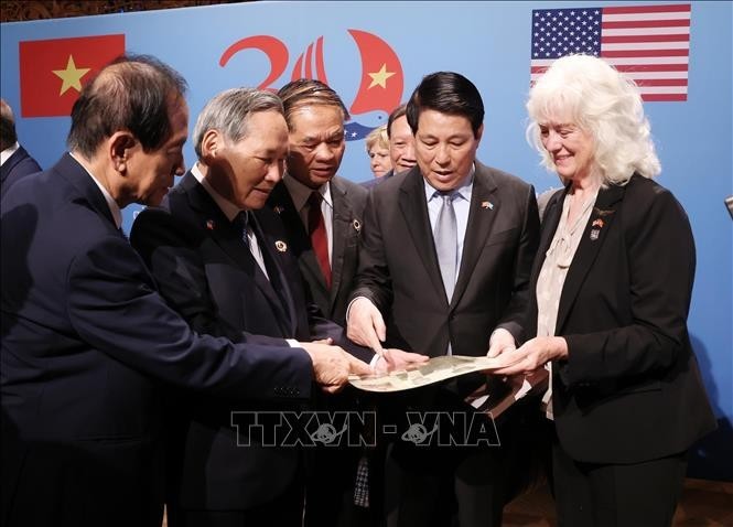 国家主席梁强与越美两国老兵及老兵家属一同观看战争遗物与资料。