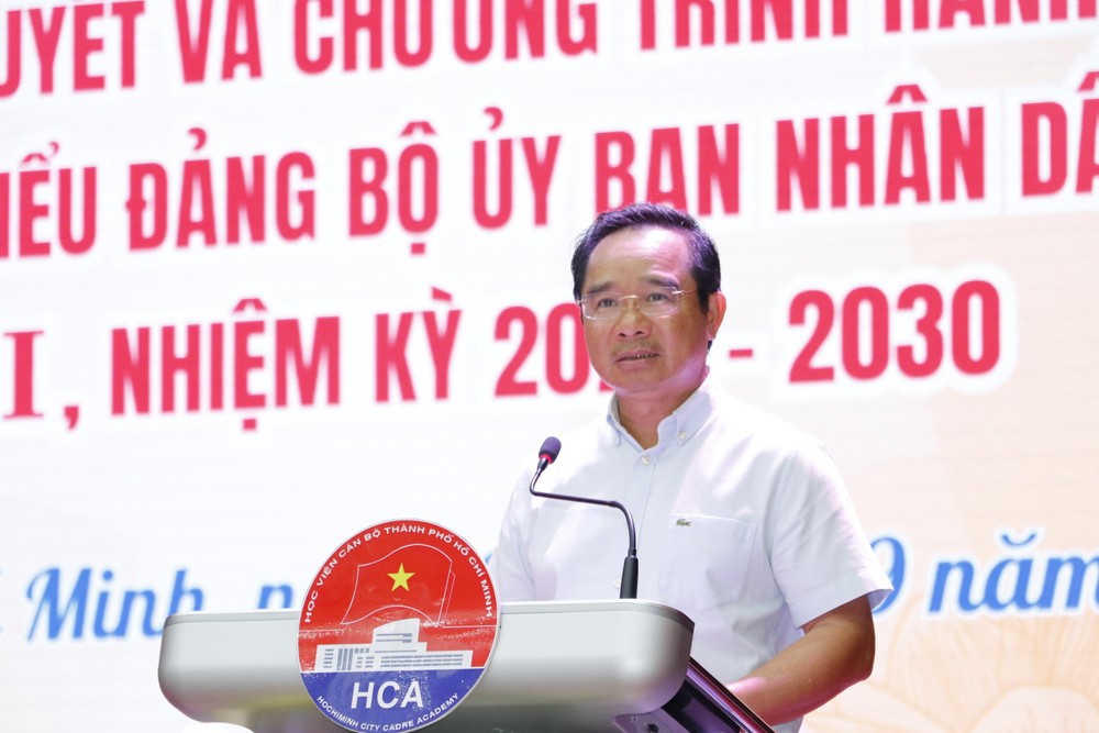 胡志明市人委会主席阮文得主持会议。