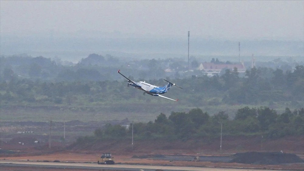 B350编号的比奇国王空中国王350ER型飞机已在隆城机场进行飞行校验。