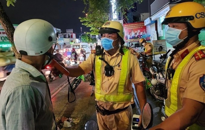 警察在瑞玉侯-半壁垒十字路口对司机检查酒精浓度。