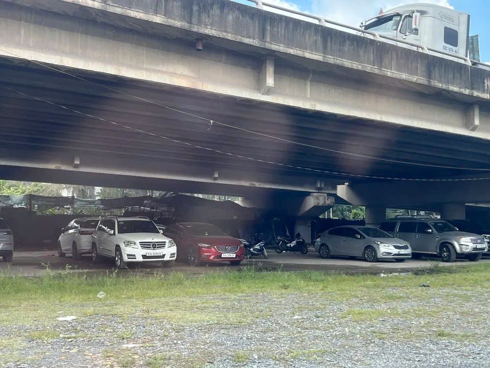 胡志明市平兴乡迪翁桥下的停车场。