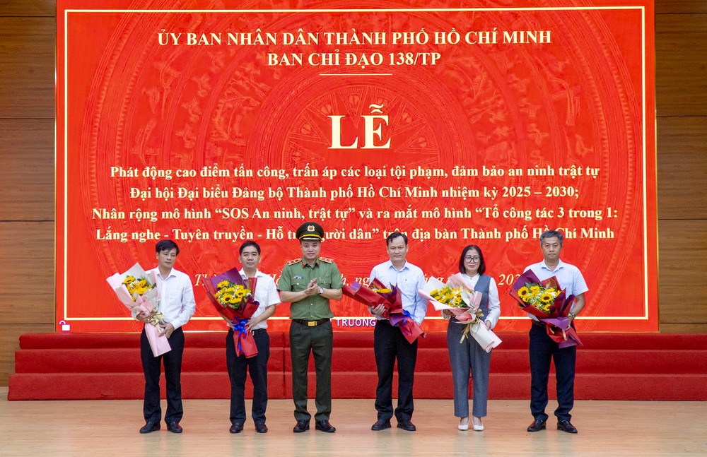 梅煌中将向巴地、隆香、三隆坊及隆田乡“三合一”工作组赠送鲜花祝贺。