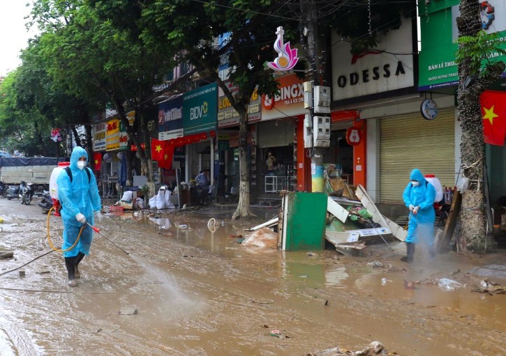 高平省医疗力量在洪水退去后对环境进行消毒。