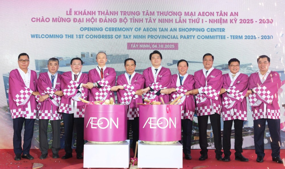 胡志明市人委会主席、日本驻胡志明市总领事出席西宁新安AEON购物中心开业典礼。