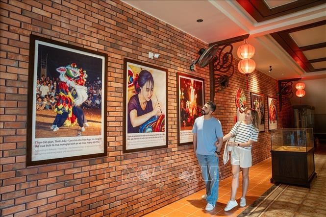 国际游客观览位于太阳世界巴拿山旅游区的龙狮艺术博物馆。