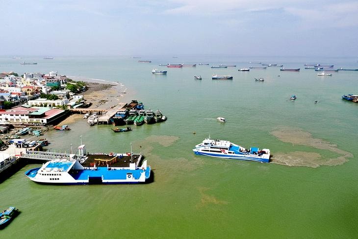 目前，芹耶-头顿之间最短的通行方式是乘坐轮渡，每天上午6时至晚上10时运营，单程票价7万元。