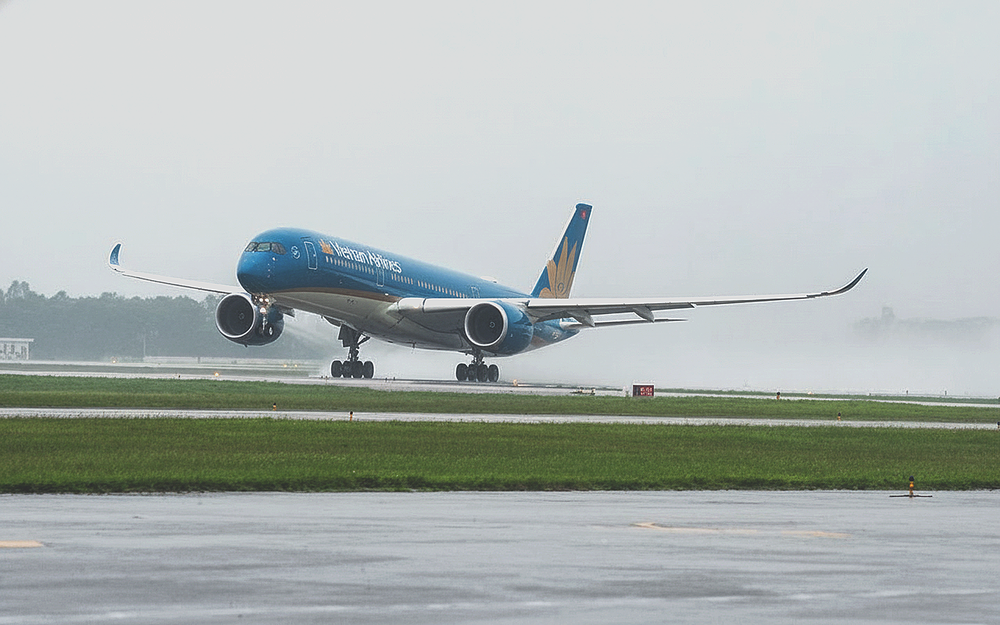 10 月 7 日上午，河内大雨影响了内牌机场的运营活动。