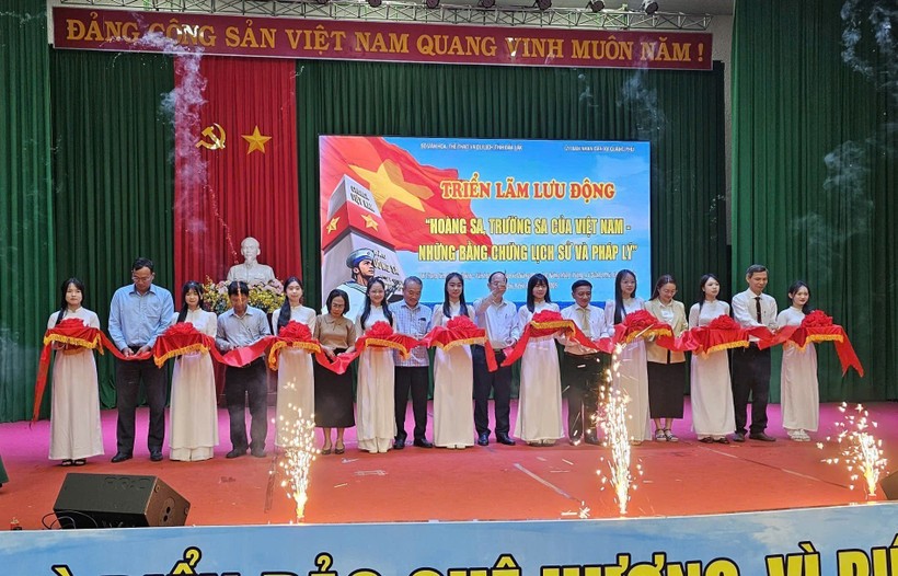 “黄沙、长沙归属越南—历史证据与法律依据”流动展览开幕式在德乐省举行。