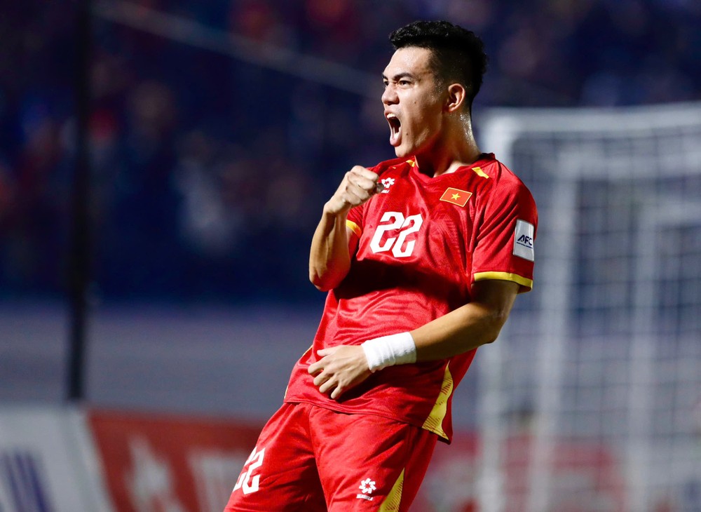 进灵庆祝进球（图：互联网）。