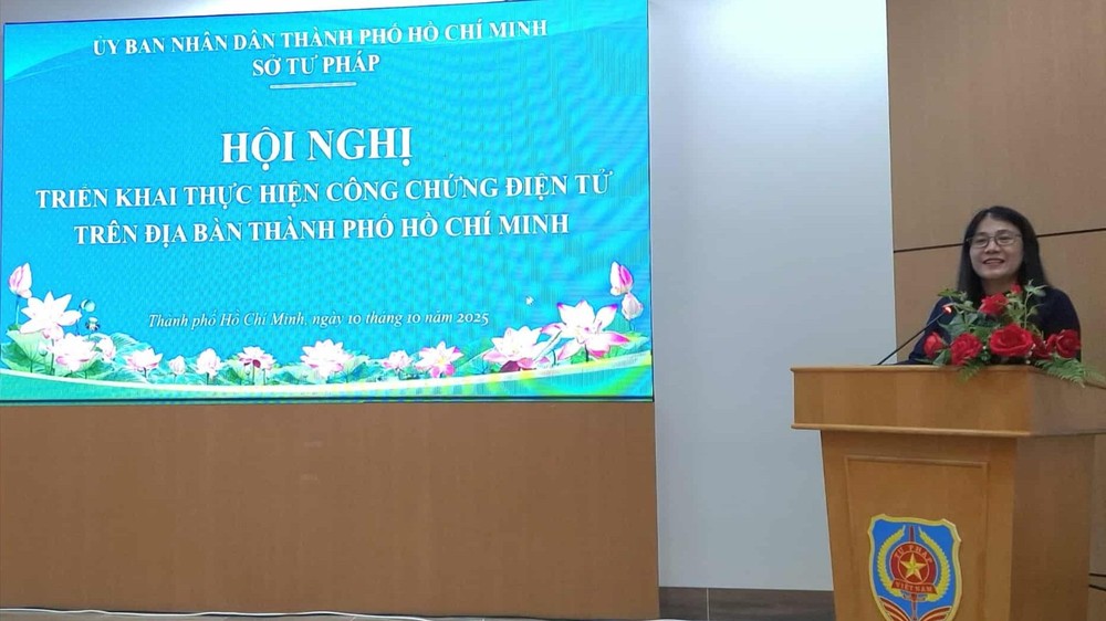 胡志明市司法厅副厅长阮氏芳玉致会议开幕词。