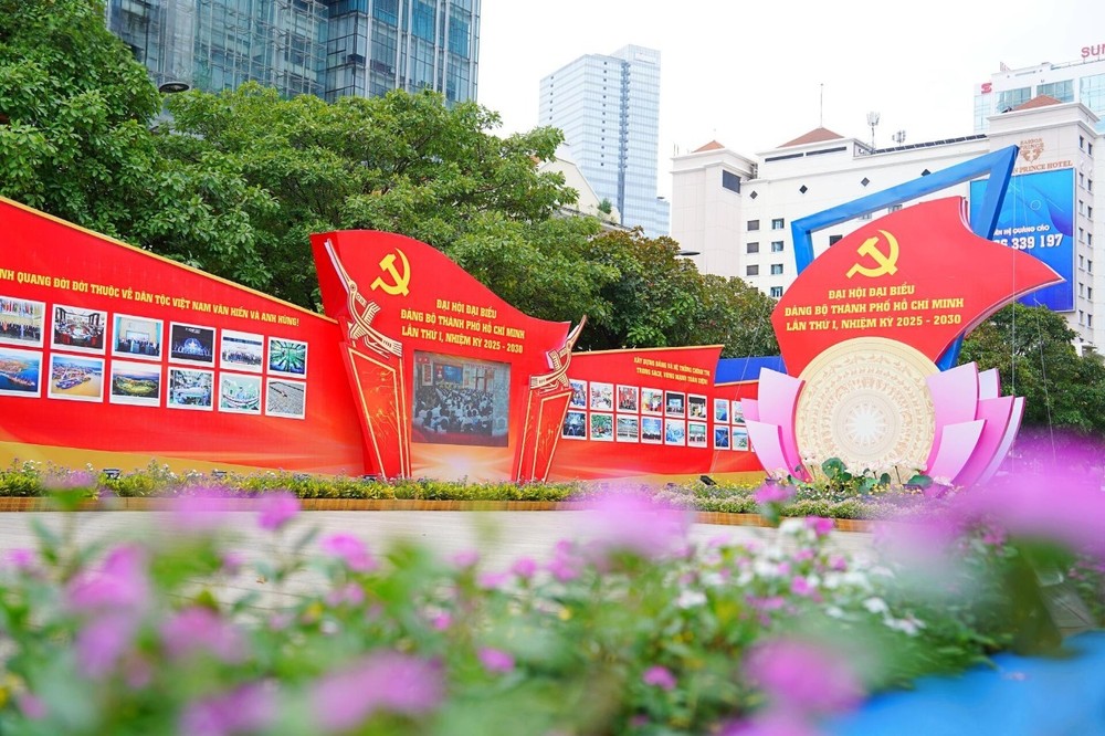 胡志明市中心区域装饰得流光溢彩，共同构成一幅生动的画卷以喜迎市党部的重大政治活动。