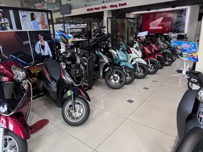 燃油摩托车店顾客稀少。