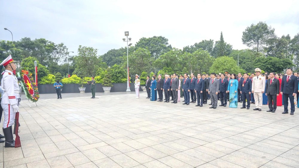 由胡志明市市委书记陈留光率领的市党部第一次代表大会代表团在胡志明市烈士陵园敬献花圈。