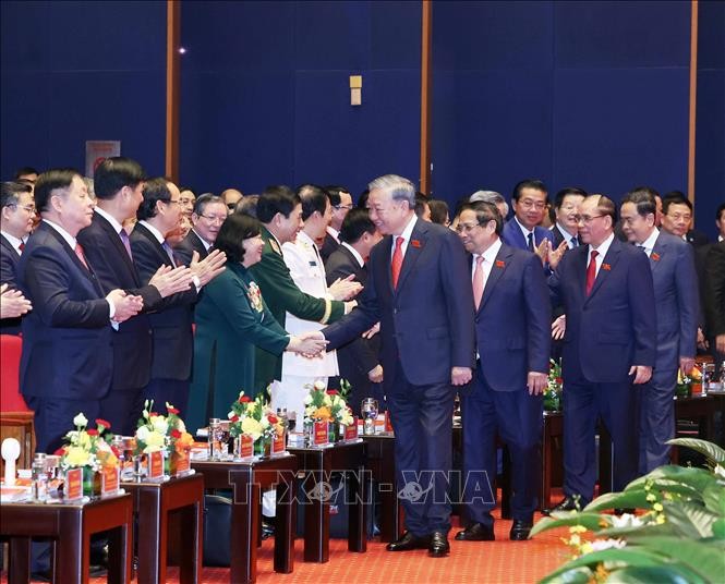 苏林总书记与党和国家各位领导、原领导以及与会代表一同出席。