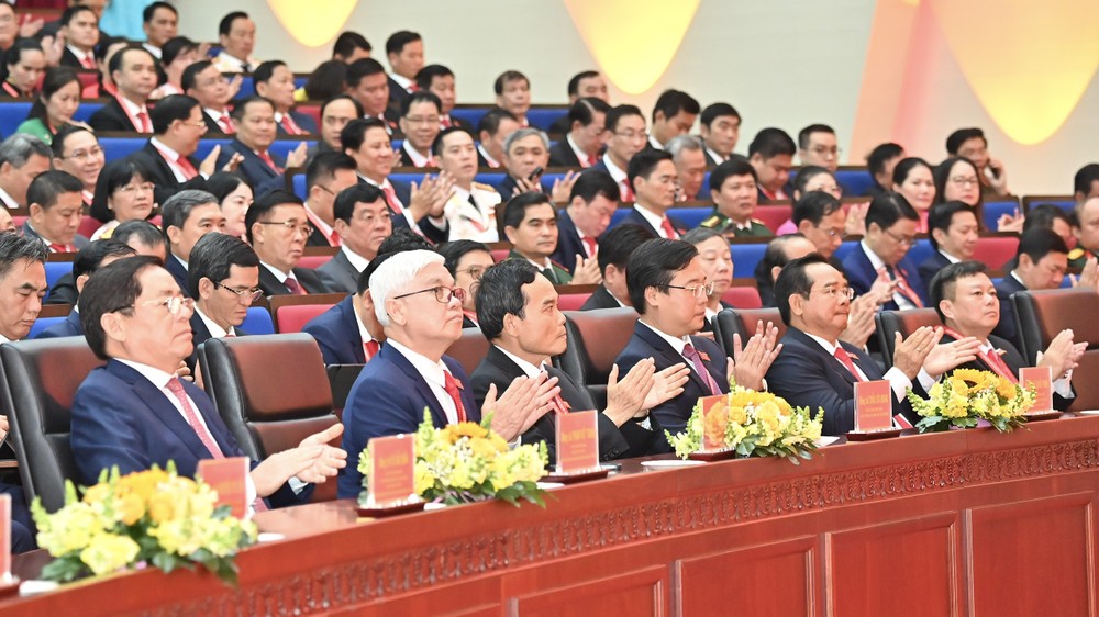 代表出席2025-2030年任期胡志明市党部第一次代表大会闭幕会议。