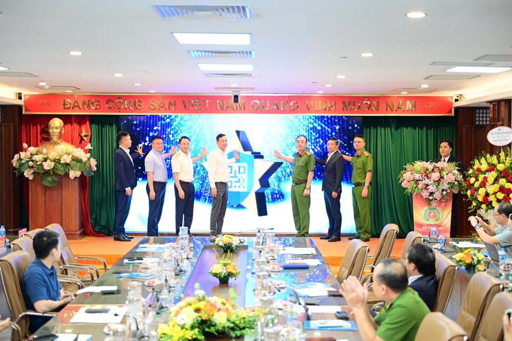 C06和各单位领导共同举行了VNeID平台上试行开展化学品和前体物溯源识别措施的公布仪式。