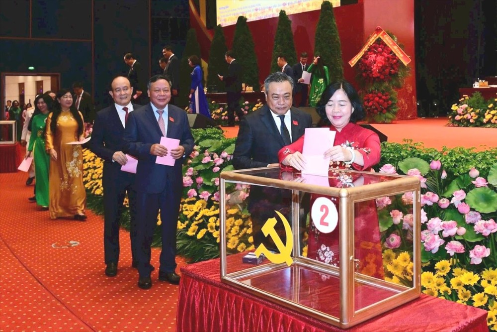 裴氏明怀同志与代表们在大会投票。